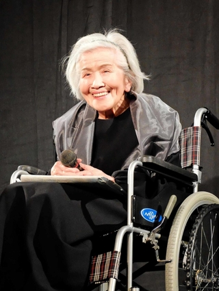 ２０２２年５月、ひとり語り「母」の舞台に立った河東けい＝尼崎市南塚口町３、ピッコロシアター