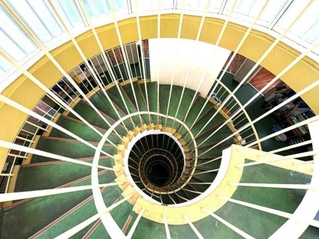 神戸市立美野丘小学校の円形校舎＝神戸市灘区（提供写真）