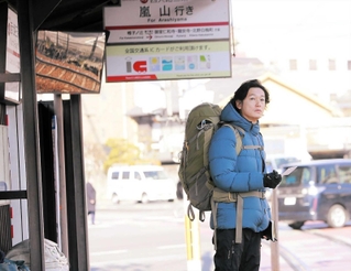 映画「嵐電」の１場面（（ｃ）ＭｉｇｒａｎｔＢｉｒｄｓ／Ｏｍｕｒｏ／ＫｙｏｔｏＵｎｉｖｅｒｃｉｔｙｏｆＡｒｔａｎｄＤｅｓｉｇｎ）