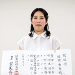 就位状を手にする福間香奈女流王位＝大阪市福島区、関西将棋会館（撮影・小林伸哉）