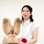 記念品の木彫り作品を手にする福間香奈女流王位＝大阪市福島区、関西将棋会館（撮影・小林伸哉）
