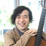 プログラムに込めた思いを語るクラシックギタリスト猪居謙＝神戸市中央区東川崎町１