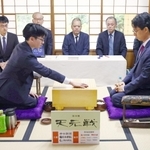 第１局で第一着を打つ芝野虎丸名人（左）。右は一力遼天元＝７日午前、名古屋市東区、文化のみち橦木館