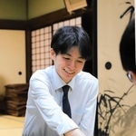 指し直し局を制した後、感想戦で対局を振り返る上野裕寿四段＝１３日午後、加古川市加古川町北在家、鶴林寺