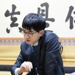 指し直し局で敗れた後、感想戦で対局を振り返る岡部怜央四段＝１３日午後、加古川市加古川町北在家、鶴林寺