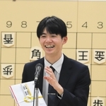 第14期加古川青流戦で優勝後、大盤解説会であいさつする上野裕寿四段＝１４日午後、加古川市加古川町、ウェルネージかこがわ