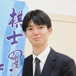 第14期加古川青流戦で優勝してトロフィーを手にする上野裕寿四段＝１４日午後、加古川市加古川町、ウェルネージかこがわ