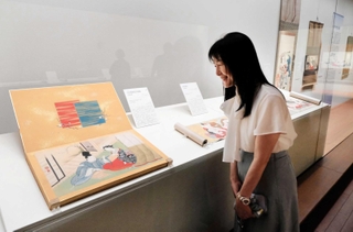 大胆かつ妖艶な春画が並ぶ会場＝京都市左京区岡崎最勝寺町、細見美術館