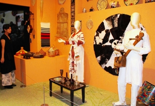 エチオピア北部で古くから親しまれる「アズマリ」が歌い語る様子を再現した＝大阪府吹田市、国立民族学博物館