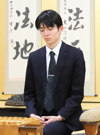 棋士編入試験の第３局で試験官を務めた上野裕寿四段＝８日午前、大阪市福島区、関西将棋会館