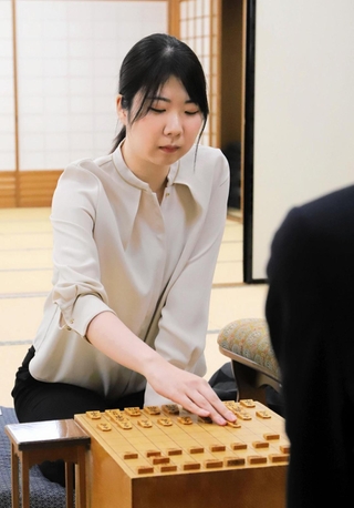 棋士編入試験の第３局に臨んだ西山朋佳女流三冠＝８日午前、大阪市福島区、関西将棋会館