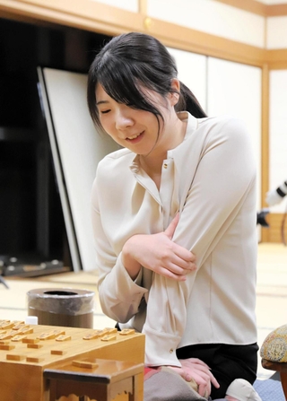 棋士編入試験の第３局で敗れた後、感想戦に臨んだ西山朋佳女流三冠＝８日午後、大阪市福島区、関西将棋会館