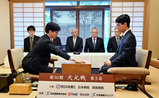 第３局で初手を打つ芝野虎丸九段（左）と一力遼天元＝９日午前、福岡県久留米市、久留米シティプラザ
