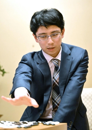 第３局で芝野虎丸九段に勝利し、対局を振り返る一力遼天元＝９日午後、福岡県久留米市、久留米シティプラザ