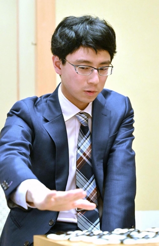 第３局で芝野虎丸九段に勝利し、対局を振り返る一力遼天元＝９日午後、福岡県久留米市、久留米シティプラザ