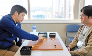 Ａ級の決勝戦で対局する佐々木涼真さん（左）と矢次右京さん＝神戸新聞社