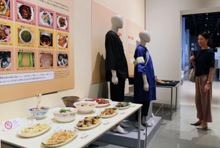 伝統衣装や料理などを通して、客家独自の文化を紹介している＝国立民族学博物館