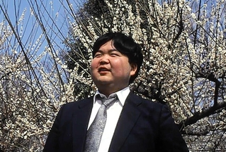 順位戦でＢ級２組への昇級を決めた翌日、笑顔を見せた村山聖九段＝１９９２年３月、大阪城公園（撮影・森信雄七段）