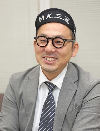執筆への思いについて語る作家の松永Ｋ三蔵さん＝神戸市中央区東川崎町１、神戸新聞社（撮影・笠原次郎）