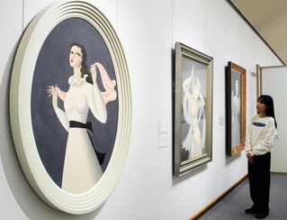 品と自信を感じさせる「微風」などが並ぶ＝神戸市東灘区向洋町中、市立小磯記念美術館