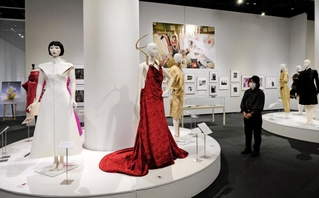 オートクチュールとファッション写真が並ぶ会場＝神戸市東灘区向洋町中２、神戸ファッション美術館