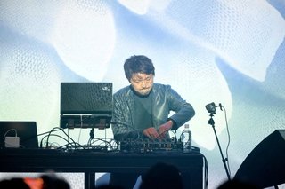 ＡＩを使いＤＪの即興パフォーマンスをする徳井直生さん＝２０２２年１２月、東京都内（徳井さん提供）