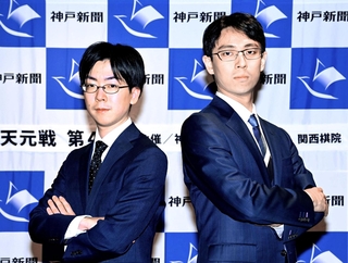 第５０期天元戦５番勝負第４局を迎える一力遼天元（右）と挑戦者の芝野虎丸九段＝２７日午後、洲本市小路谷、ホテルニューアワジ（撮影・斎藤雅志）