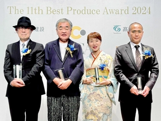 ベスト・プロデュース賞を受賞した（左から）松本隆、隈研吾、玉岡かおる、たねやグループ山本昌仁の各氏＝大阪市北区（撮影・冨居雅人）