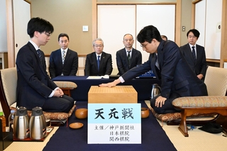 第４局で第一着を打つ一力遼天元（右）と芝野虎丸九段＝２８日午前、洲本市小路谷、ホテルニューアワジ（撮影・大田将之）