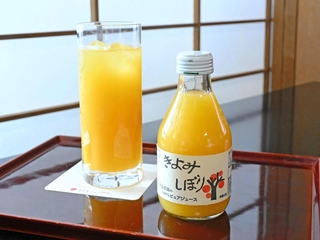 一力遼天元が注文した「かんきつ類のジュース」＝２８日午前、洲本市小路谷、ホテルニューアワジ
