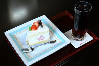 芝野虎丸九段が注文した「苺のショートケーキ」とアイスティー＝２８日午後、洲本市小路谷、ホテルニューアワジ