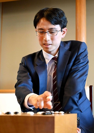 第４局で勝利し、感想戦で対局を振り返る一力遼天元＝２８日午後、洲本市小路谷、ホテルニューアワジ（撮影・大田将之）