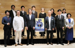 オペラ「ファルスタッフ」を指揮する佐藤正浩（前列左から３人目）、演出の岩田達宗（同４人目）や出演者＝いずれも神戸市立中央区文化センター