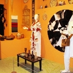 エチオピア北部で古くから親しまれる「アズマリ」が歌い語る様子を再現した＝大阪府吹田市、国立民族学博物館