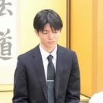 棋士編入試験の第３局で試験官を務めた上野裕寿四段＝８日午前、大阪市福島区、関西将棋会館