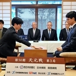 第３局で初手を打つ芝野虎丸九段（左）と一力遼天元＝９日午前、福岡県久留米市、久留米シティプラザ