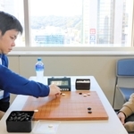 Ａ級の決勝戦で対局する佐々木涼真さん（左）と矢次右京さん＝神戸新聞社