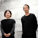 神戸の壁を題材にした自作の前で意図などを説明する山田悠さん（左）と、森山未來さん＝神戸市中央区山本通２（撮影・津田和納）