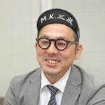 執筆への思いについて語る作家の松永Ｋ三蔵さん＝神戸市中央区東川崎町１、神戸新聞社（撮影・笠原次郎）