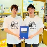 限定販売する「もぐら兄弟」のＴシャツを着た服部慎一郎六段と冨田誠也五段＝関西将棋会館（日本将棋連盟提供）