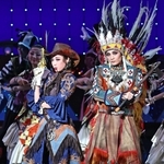 サーカス団に紛れ込んだジェシー役の鳳月杏（右）とアナレア役の天紫珠李＝宝塚市栄町１、宝塚大劇場（撮影・長嶺麻子）