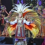 不死鳥をイメージした黄金の翼を背負うトップスター鳳月杏（中央）、トップ娘役の天紫珠李（右）、風間柚乃（左）＝宝塚市栄町１、宝塚大劇場（撮影・長嶺麻子）