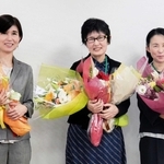 神戸エルマール文学賞の各賞を受けた（左から）神保メイさん、渡谷邦さん、谷口あさこさん＝神戸市中央区東川崎町１、ＨＤＣ神戸