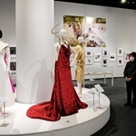 オートクチュールとファッション写真が並ぶ会場＝神戸市東灘区向洋町中２、神戸ファッション美術館