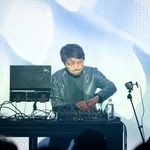 ＡＩを使いＤＪの即興パフォーマンスをする徳井直生さん＝２０２２年１２月、東京都内（徳井さん提供）