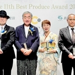 ベスト・プロデュース賞を受賞した（左から）松本隆、隈研吾、玉岡かおる、たねやグループ山本昌仁の各氏＝大阪市北区（撮影・冨居雅人）