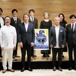 オペラ「ファルスタッフ」を指揮する佐藤正浩（前列左から３人目）、演出の岩田達宗（同４人目）や出演者＝いずれも神戸市立中央区文化センター