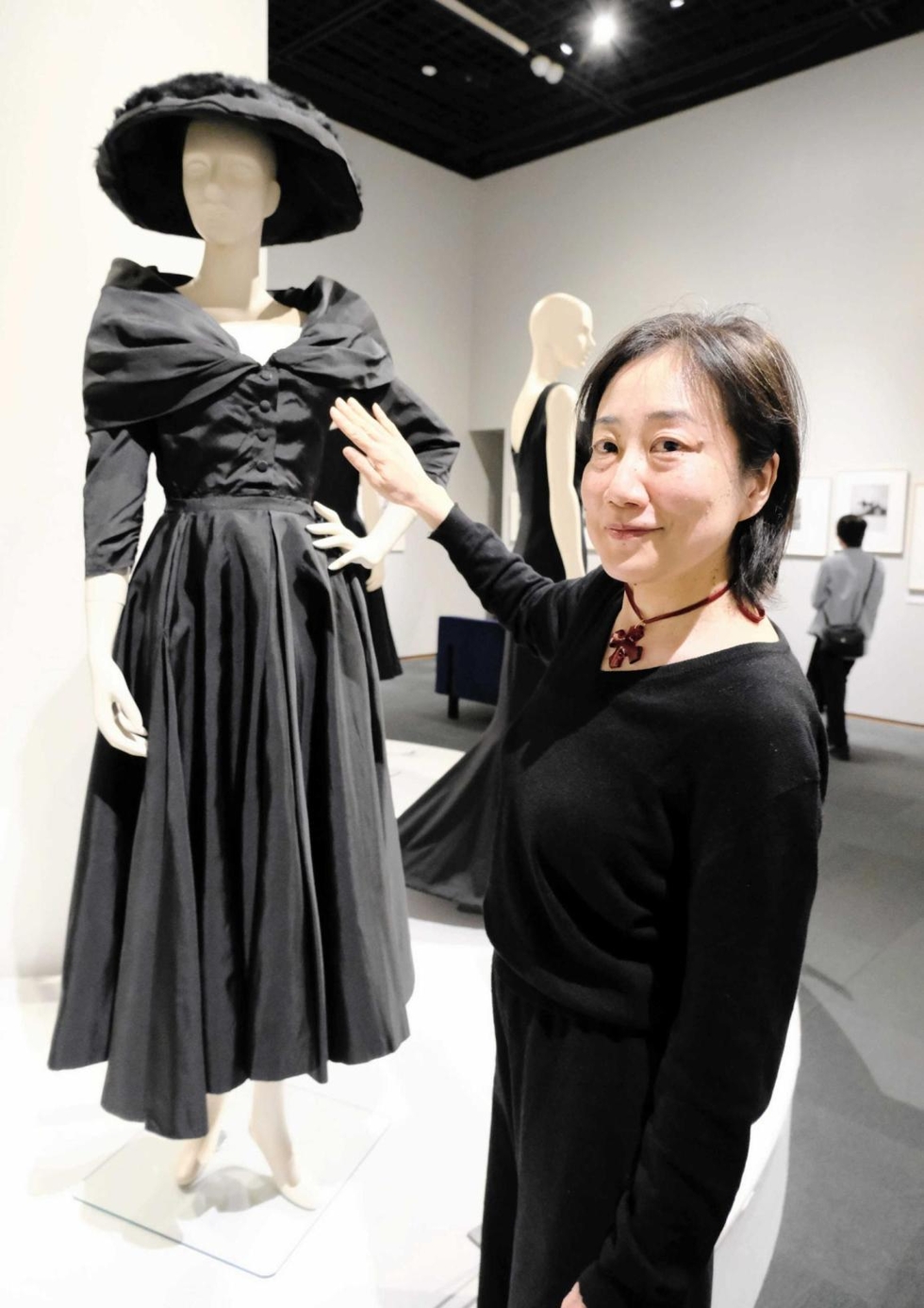 ファッションの変遷たどる「写真が語るモード展」 展示支える2人が語る