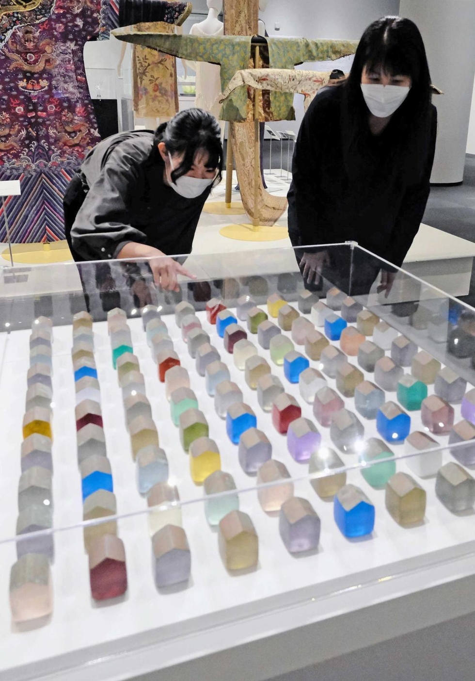 震災乗り越えた逸品の輝き 石川・能登島ガラス美術館展 収蔵品30点並ぶ