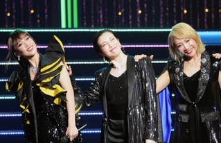 「ＲＵＮＷＡＹ」に出演する（左から）龍真咲、壮一帆、柚希礼音＝大阪市北区、梅田芸術劇場メインホール